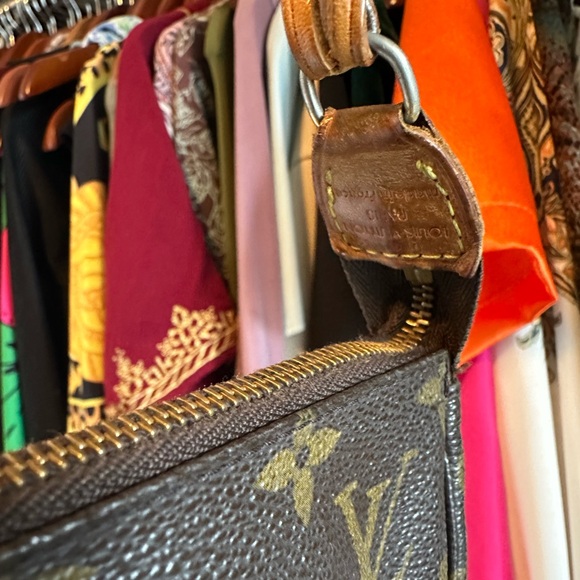 Louis Vuitton Monogram Pochette Accessories - Picture 4 of 11